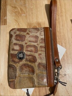 NWT Dooney & Bourke Brown Croc-Embossed Leather Wristlet with Tan Trim